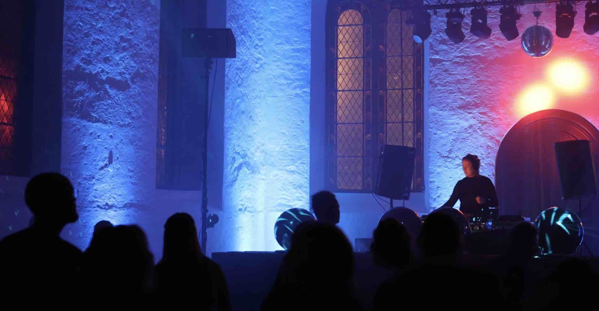 Den verdsliggjorte kristenhet: 200 danset til Rave-musikk i Korskirken i Bergen